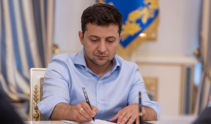 Володимир Зеленський підписав закон про скасування депутатської недоторканності Володимир Зеленський підписав закон про скасування депутатської недоторканності