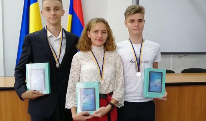 Нагородили срібними медалями та цінними подарунками випускників Опорного навчального закладу Новоайдарська школа-гімназія Нагородили срібними медалями та цінними подарунками випускників Опорного навчального закладу Новоайдарська школа-гімназія