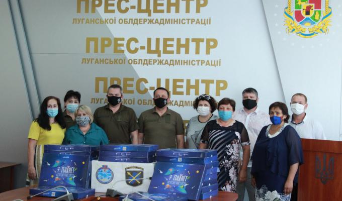 Десять шкіл Попаснянського та Новоайдарського районів отримали тематичні друковані матеріали з основ мінної безпеки Десять шкіл Попаснянського та Новоайдарського районів отримали тематичні друковані матеріали з основ мінної безпеки