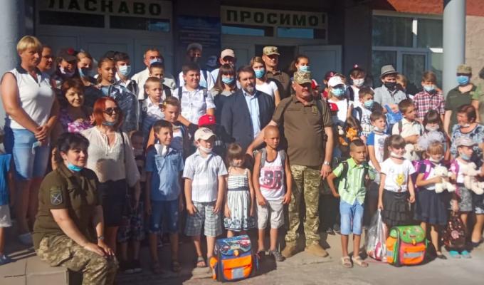 Жителі Смолянинового отримали чергову допомогу, на цей раз – школярі Жителі Смолянинового отримали чергову допомогу, на цей раз – школярі