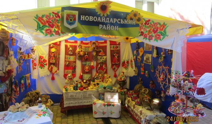 Майстри Новоайдарщини прийняли участь у виставці, яка відбулась в м. Сєвєродонецьку "Україна очима митців", присвячена 29-й річниці Незалежності України Майстри Новоайдарщини прийняли участь у виставці, яка відбулась в м. Сєвєродонецьку "Україна очима митців", присвячена 29-й річниці Незалежності України