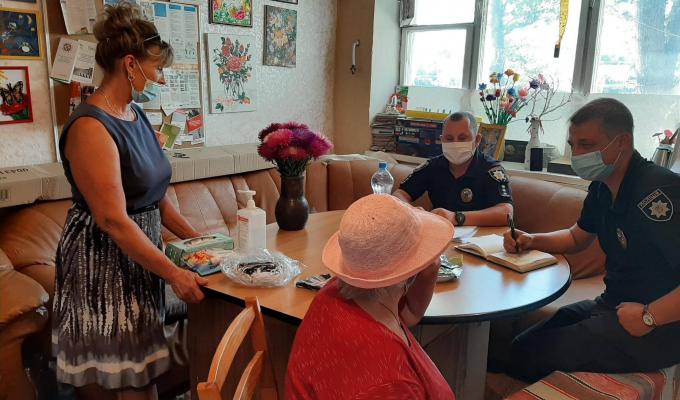 Поліцейські проводять індивідуальні зустрічі з громадянами Поліцейські проводять індивідуальні зустрічі з громадянами