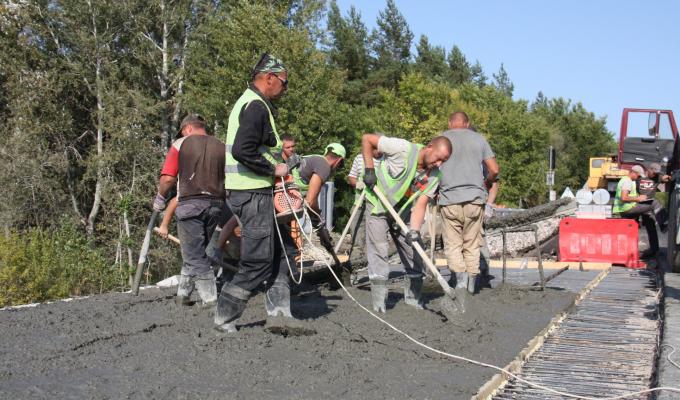 18.09.2020 на Новоайдарському мосту повністю залили монолітну бетонну плиту по лівій стороні проїзду 18.09.2020 на Новоайдарському мосту повністю залили монолітну бетонну плиту по лівій стороні проїзду