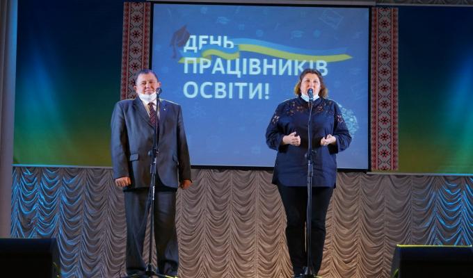 Сьогодні, 1 жовтня 2020 року в Новоайдарському районному Будинку культури відбувся урочистий захід до Дня працівників освіти Сьогодні, 1 жовтня 2020 року в Новоайдарському районному Будинку культури відбувся урочистий захід до Дня працівників освіти
