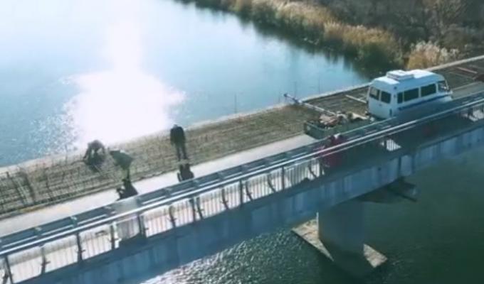 На мосту в Новоайдарі ремонтують праву частину На мосту в Новоайдарі ремонтують праву частину