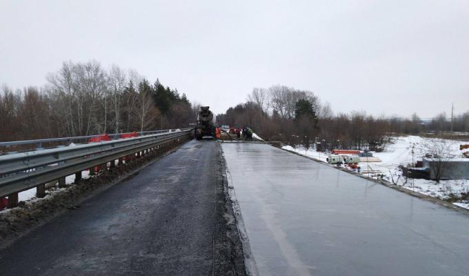 Велике будівництво: на мосту в Новоайдарі завершили бетонування прольотів Велике будівництво: на мосту в Новоайдарі завершили бетонування прольотів