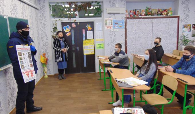 Рятувальники Новоайдарщини проінструктували громадян щодо правил безпеки при виявленні вибухонебезпечного предмета Рятувальники Новоайдарщини проінструктували громадян щодо правил безпеки при виявленні вибухонебезпечного предмета