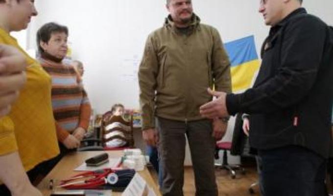 Лікують, надають адміністративні послуги та роблять «буржуйки» для фронту - Артем Лисогор ознайомився із роботою гуманітарному хабу Попаснянської громади в Харкові Лікують, надають адміністративні послуги та роблять «буржуйки» для фронту - Артем Лисогор ознайомився із роботою гуманітарному хабу Попаснянської громади в Харкові