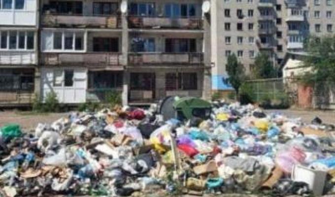 «Чисті п’ятниці»? Пропагандистські постановки скінчилися – сміття в Сєвєродонецьку ніхто не вбирав. Окупаційна влада примушує населення щотижня робити це безкоштовно «Чисті п’ятниці»? Пропагандистські постановки скінчилися – сміття в Сєвєродонецьку ніхто не вбирав. Окупаційна влада примушує населення щотижня робити це безкоштовно