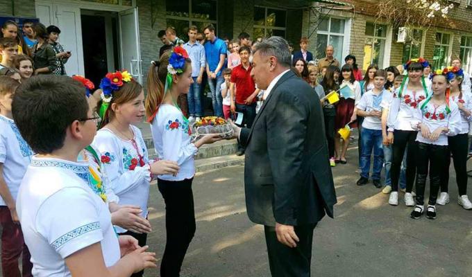 Юрій Гарбуз відвідав навчальні заклади у Новоайдарі Юрій Гарбуз відвідав навчальні заклади у Новоайдарі