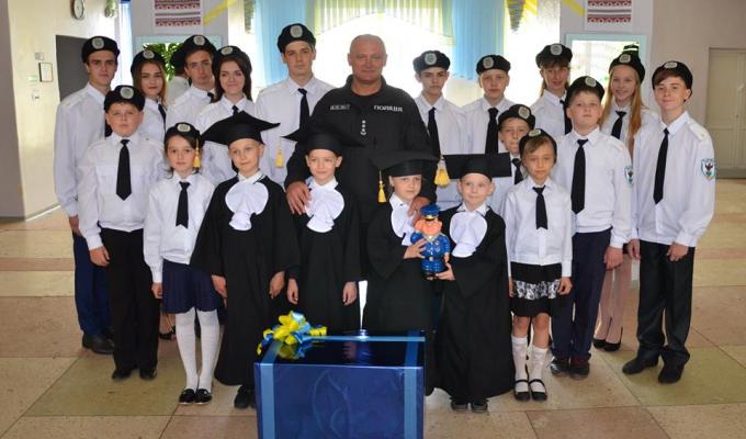 Головний поліцейський Луганщини Сергій Коміссаров вручив «посвідчення» юним помічникам правоохоронців з Новоайдарської школи-гімназії Головний поліцейський Луганщини Сергій Коміссаров вручив «посвідчення» юним помічникам правоохоронців з Новоайдарської школи-гімназії