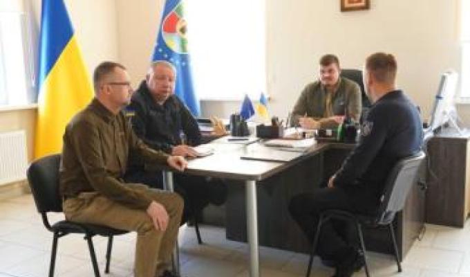 Артем Лисогор зустрівся з першим заступником Голови Державної служби України з надзвичайних ситуацій Віталієм Миронюком Артем Лисогор зустрівся з першим заступником Голови Державної служби України з надзвичайних ситуацій Віталієм Миронюком