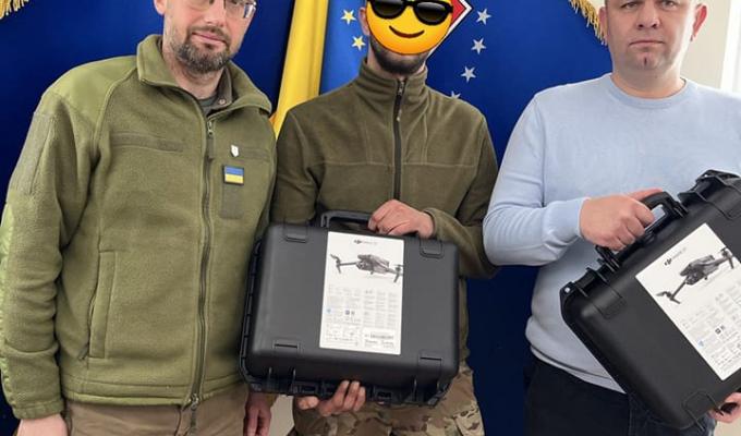 Виконуючий обов'язки начальника Луганської ОДА передали захисникам Бахмута чергову партію квадрокоптерів Виконуючий обов'язки начальника Луганської ОДА передали захисникам Бахмута чергову партію квадрокоптерів