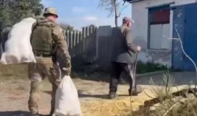Поліцейські задокументували російський обстріл Невського, доставили гуманітарну допомогу, та допомогли евакуюватися двом жінками з Макіївки