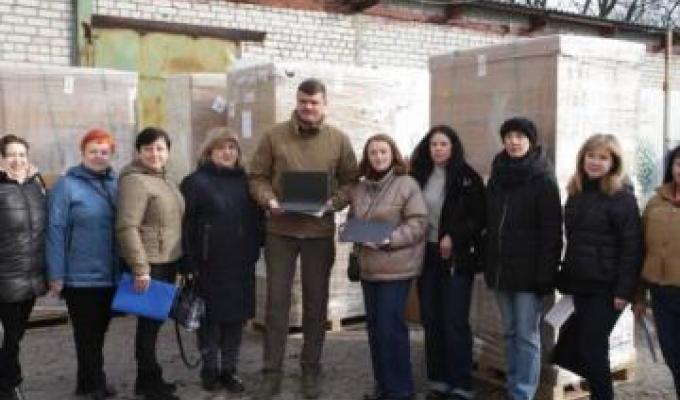 Більше 2,5 тисяч одиниць комп’ютерної техніки передали громадам області для забезпечення якісного онлайн навчання дітей Більше 2,5 тисяч одиниць комп’ютерної техніки передали громадам області для забезпечення якісного онлайн навчання дітей