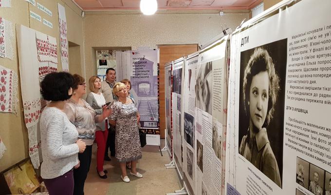 В Новоайдарі презентували виставку «Тріумф людини. Мешканці України, які пройшли нацистські концтабори»