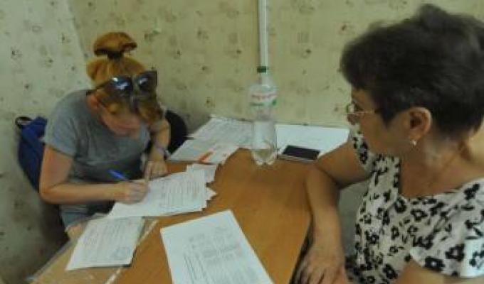Запоріжжя: переселенці з Луганщини почали отримувати гуманітарну допомогу у місцевому штабі