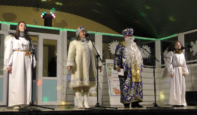 У Новоайдарі засяяла головна ялинка району У Новоайдарі засяяла головна ялинка району