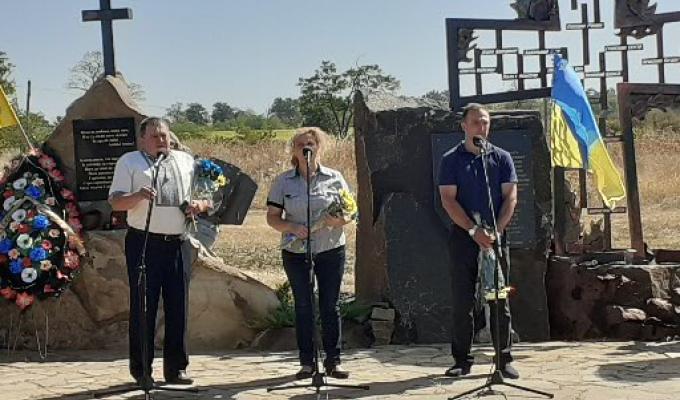 Вшанування пам’яті полеглих героїв з нагоди шостих роковин обстрілу Щастинського (Новоайдарського) району Російською Федерацією системами залпового вогню БМ-30 «Смерч» Вшанування пам’яті полеглих героїв з нагоди шостих роковин обстрілу Щастинського (Новоайдарського) району Російською Федерацією системами залпового вогню БМ-30 «Смерч»