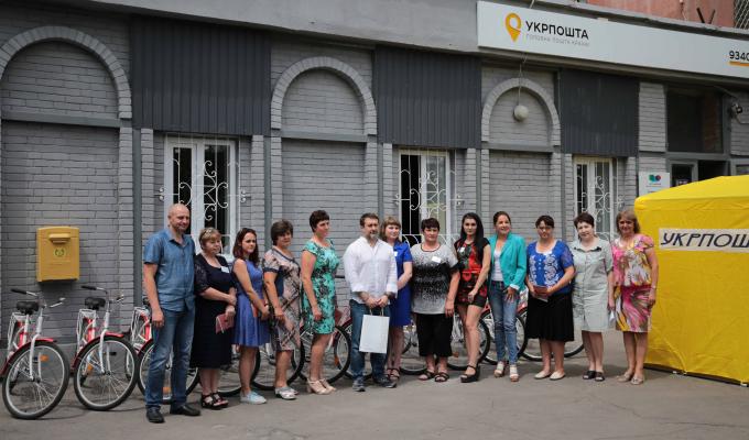 Кращі сільські поштові відділення Луганщини отримали від Сергія Гайдая велосипеди