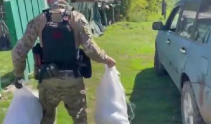 Поліцейські доставили хліб мешканцям деокупованих селищ Луганщини та надали домедичну допомогу жінці