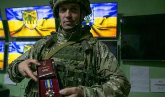 Врятував п’ятьох побратимів – луганчанина-штурмовика нагороджено орденом «За мужність» III ступеня Врятував п’ятьох побратимів – луганчанина-штурмовика нагороджено орденом «За мужність» III ступеня