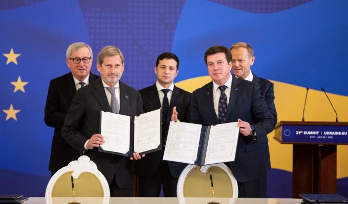 За результатами саміту Україна – ЄС підписано угоди щодо фінансової підтримки громадянського суспільства, децентралізації, антикорупційних заходів і реформ За результатами саміту Україна – ЄС підписано угоди щодо фінансової підтримки громадянського суспільства, децентралізації, антикорупційних заходів і реформ