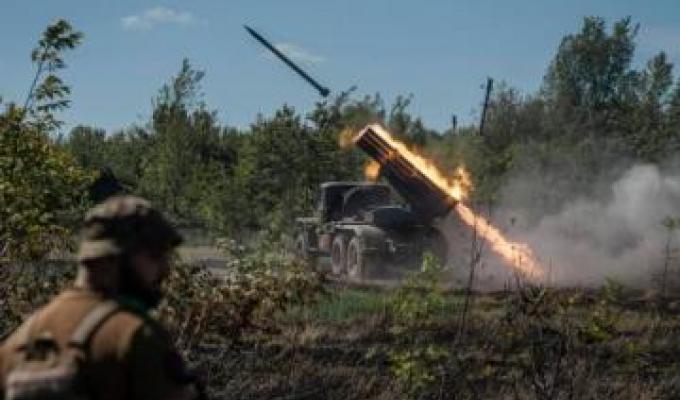 Чергові руйнування зафіксовані в Невському, примусову паспортизацію контролюють поліціянти з рф, довжелезні черги за безоплатною картоплею на фоні зруйнованих багатоповерхівок – рівень життя сьогоднішнього Сєвєродонецька Чергові руйнування зафіксовані в Невському, примусову паспортизацію контролюють поліціянти з рф, довжелезні черги за безоплатною картоплею на фоні зруйнованих багатоповерхівок – рівень життя сьогоднішнього Сєвєродонецька