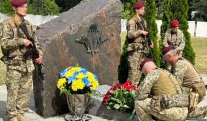 Вже дев’ять років військовослужбовці 25-ї окремої Дніпропетровської повітрянодесантної бригади у скорботі схиляють голови перед пам’яттю своїх бойових побратимів, які загинули у небі над Луганщиною