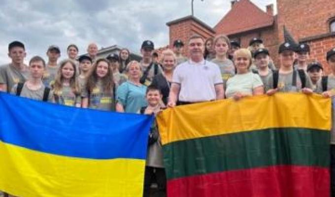 Почесний консул Литовської Республіки в Луганській області Робертас Габулас зустрівся з сєвєродонецькими школярами, які оздоровлюються у Литві Почесний консул Литовської Республіки в Луганській області Робертас Габулас зустрівся з сєвєродонецькими школярами, які оздоровлюються у Литві