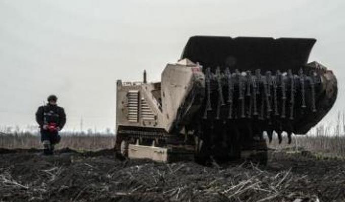 За півроку піротехніки з Луганщини вилучили 8728 вибухонебезпечних предметів на Херсонщині. Серед нової техніки – два комплекси дистанційного розмінування За півроку піротехніки з Луганщини вилучили 8728 вибухонебезпечних предметів на Херсонщині. Серед нової техніки – два комплекси дистанційного розмінування