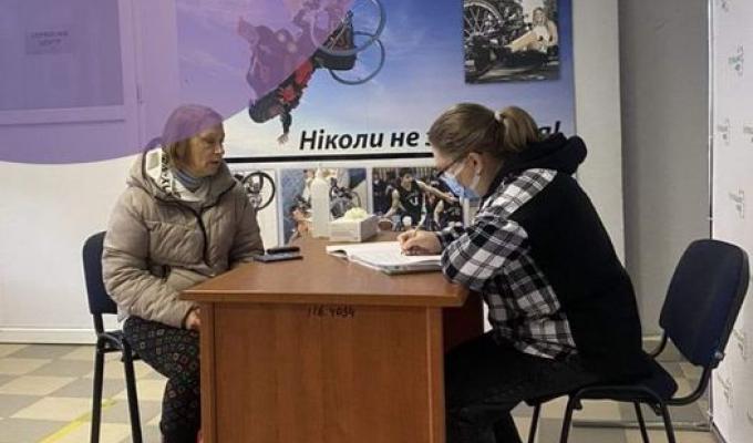 Спеціалісти служби зайнятості приймають переселенців із Луганщини в шести областях Спеціалісти служби зайнятості приймають переселенців із Луганщини в шести областях