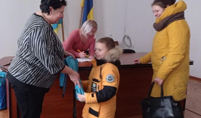 На передодні святкування Різдва Христового працівники Координаційного центру допомоги ВПО з Луганської області вручили діткам з числа ВПО із Луганщини рюкзачки з канцелярією від «UNICEF» в м. Олександрія