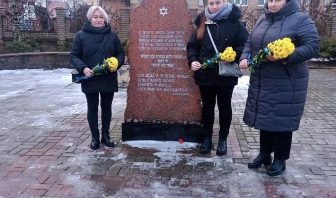 Працівники Щастинської РДА в Кропивницькому вшанували пам'ять "Жерт Голокосту" на території Великої хоральної синагоги Працівники Щастинської РДА в Кропивницькому вшанували пам'ять "Жерт Голокосту" на території Великої хоральної синагоги