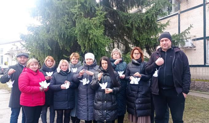 В Координаційному центрі допомоги ВПО з Луганської області в Кіровоградській області,яким опікується Щастинська РДА-РВА, пройшла тиха акція «Ангели пам’яті» по вшануванню Героїв Небесної Сотні В Координаційному центрі допомоги ВПО з Луганської області в Кіровоградській області,яким опікується Щастинська РДА-РВА, пройшла тиха акція «Ангели пам’яті» по вшануванню Героїв Небесної Сотні