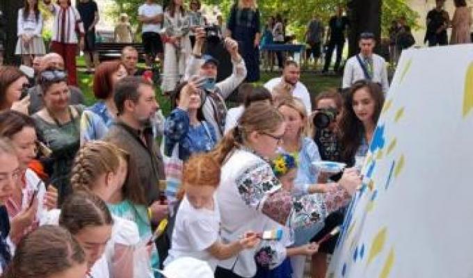 Очільники Луганщини та Львівщини долучились до створення картини «Незалежні» Очільники Луганщини та Львівщини долучились до створення картини «Незалежні»