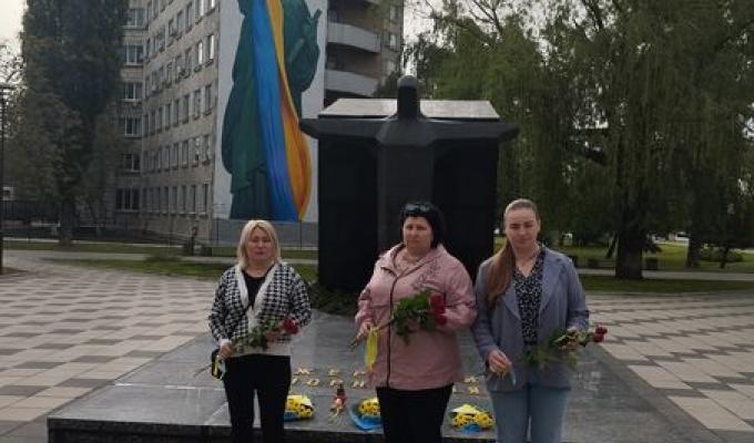 Сьогодні, в день вшанування пам'яті Чорнобильської катастрофи голова Щастинської РДА-РВА Тетяна Новикова разом з працівниками райдержадміністрації поклали квіти до пам’ятного знаку учасникам ліквідації аварії на ЧАЕС в м. Кропивницький Сьогодні, в день вшанування пам'яті Чорнобильської катастрофи голова Щастинської РДА-РВА Тетяна Новикова разом з працівниками райдержадміністрації поклали квіти до пам’ятного знаку учасникам ліквідації аварії на ЧАЕС в м. Кропивницький