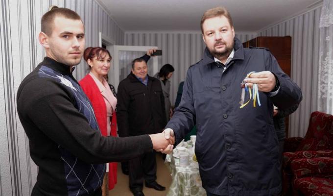 Дитина-сирота Новоайдарського району отримала ключі від квартири в місті Сєвєродонецьк