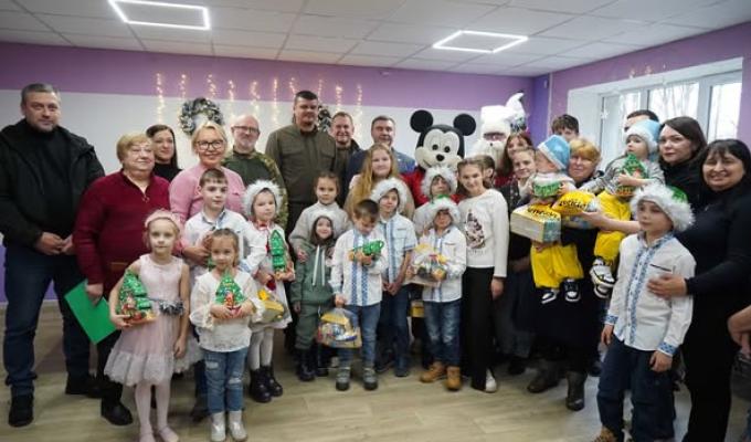 Передають побажання Святому Миколаю Укрпоштою, а тепер можуть йому й зателефонувати – вихованці МГБ «Світанок» та ДБСТ Курпас отримали подарунки до свята