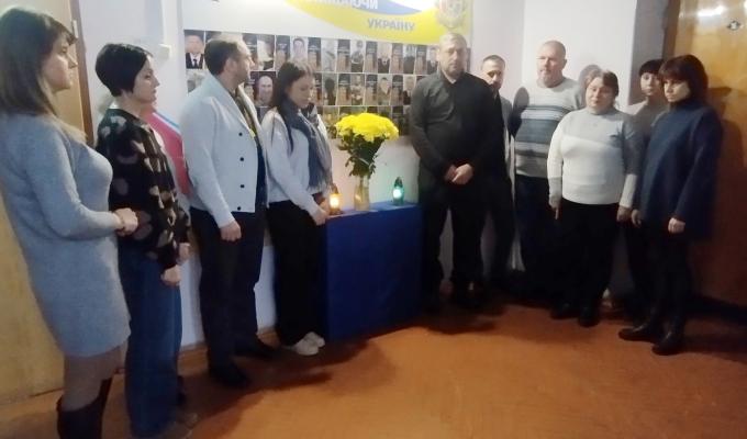 Працівники Щастинської райдержадміністрації вшанували пам’ять всіх загиблих Захисників і Захисниць Працівники Щастинської райдержадміністрації вшанували пам’ять всіх загиблих Захисників і Захисниць