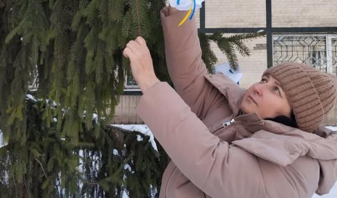 Працівники Щастинської райдержадміністрації з нагоди вшанування загиблих Героїв Небесної Сотні долучилися до Всеукраїнської тихої акції «Ангели пам’яті» Працівники Щастинської райдержадміністрації з нагоди вшанування загиблих Героїв Небесної Сотні долучилися до Всеукраїнської тихої акції «Ангели пам’яті»