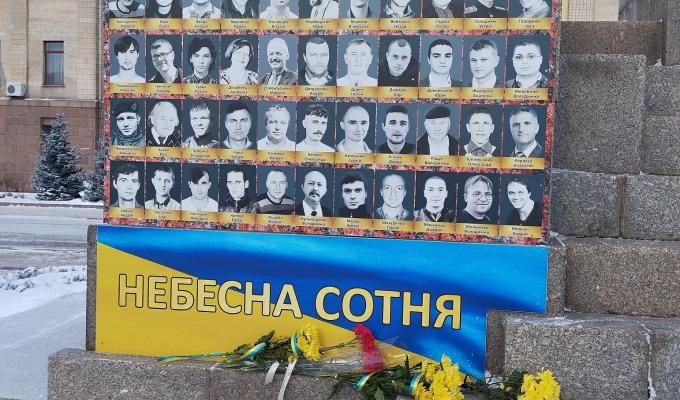 Працівники Щастинської райдержадміністрації з нагоди вшанування загиблих Героїв Небесної Сотні вшанували пам’ять загиблих героїв Майдану хвилиною мовчання та поклали квіти Працівники Щастинської райдержадміністрації з нагоди вшанування загиблих Героїв Небесної Сотні вшанували пам’ять загиблих героїв Майдану хвилиною мовчання та поклали квіти