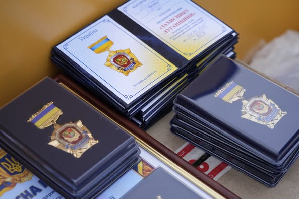 Артем Лисогор вручив Знаки пошани «Захиснику Луганщини» військовим – учасникам всеукраїнського футбольного турніру пам’яті Героя України полковника Євгенія Пікуса Артем Лисогор вручив Знаки пошани «Захиснику Луганщини» військовим – учасникам всеукраїнського футбольного турніру пам’яті Героя України полковника Євгенія Пікуса