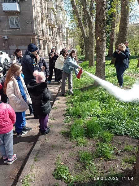 За підтримки Благодійного фонду «Ваше місто» в Координаційному центрі допомоги ВПО з Луганської області в Одеській області було організовано зустріч із героями-рятувальниками ДСНС для дітей ВПО з Луганщини За підтримки Благодійного фонду «Ваше місто» в Координаційному центрі допомоги ВПО з Луганської області в Одеській області було організовано зустріч із героями-рятувальниками ДСНС для дітей ВПО з Луганщини