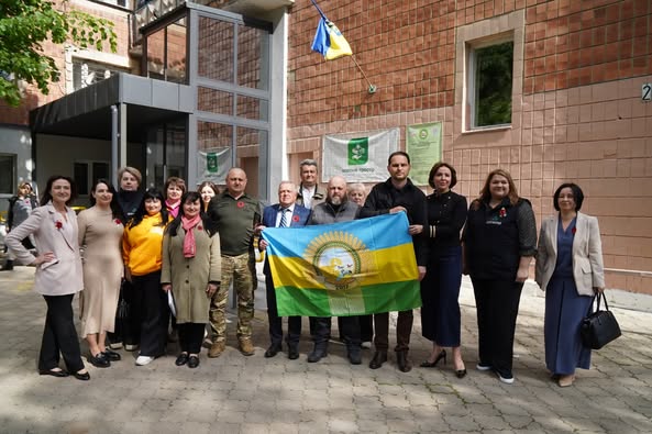 У Рівному відкрито Центр життєстійкості для ВПО з Луганщини У рамках робочої поїздки до Рівненщини очільник Луганщини Олексій Харченко разом із головою Рівненської облдержадміністрації Олександром Ковалем взяв участь у відкритті Центру життєстійкості Біловодської селищної військової адміністрації. «Для Луганщини проєкт зі створення Центрів життєстійкості є вкрай необхідним. Люди знервовані, знедо У Рівному відкрито Центр життєстійкості для ВПО з Луганщини У рамках робочої поїздки до Рівненщини очільник Луганщини Олексій Харченко разом із головою Рівненської облдержадміністрації Олександром Ковалем взяв участь у відкритті Центру життєстійкості Біловодської селищної військової адміністрації. «Для Луганщини проєкт зі створення Центрів життєстійкості є вкрай необхідним. Люди знервовані, знедо