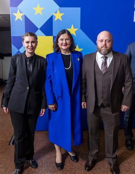 Ми щодня стаємо ближче до ЄС, кожне наступне партнерство з європейськими партнерами доводить це, – Олексій Харченко Очільник Луганщини Олексій Харченко, перебуваючи в Києві, мав змогу зустрітися з Послом Європейського Союзу в Україні пані Катаріною Матерновою, головою Консультативної місії ЄС в Україні паном Рольфом Холмбо та головою Регіонального представництва Європейського інвестиційного банку Ми щодня стаємо ближче до ЄС, кожне наступне партнерство з європейськими партнерами доводить це, – Олексій Харченко Очільник Луганщини Олексій Харченко, перебуваючи в Києві, мав змогу зустрітися з Послом Європейського Союзу в Україні пані Катаріною Матерновою, головою Консультативної місії ЄС в Україні паном Рольфом Холмбо та головою Регіонального представництва Європейського інвестиційного банку