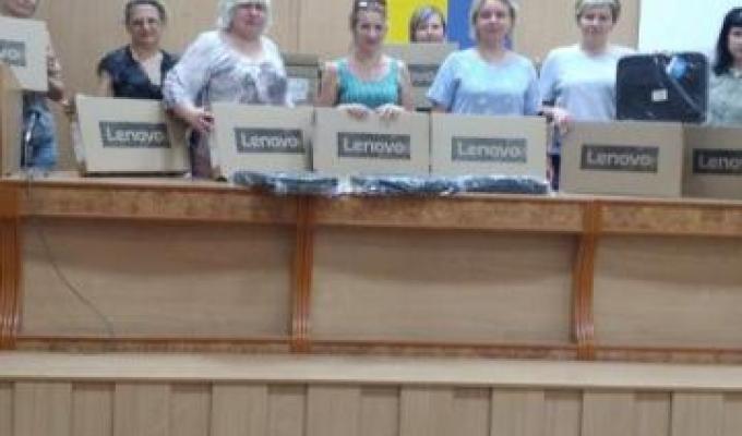 Вчителі Луганщини отримали для роботи 676 ноутбуків Вчителі Луганщини отримали для роботи 676 ноутбуків