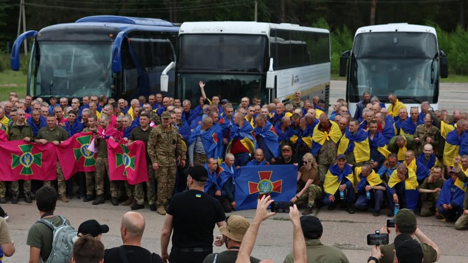 Із російського полону повернулися 11 луганчан Із російського полону повернулися 11 луганчан