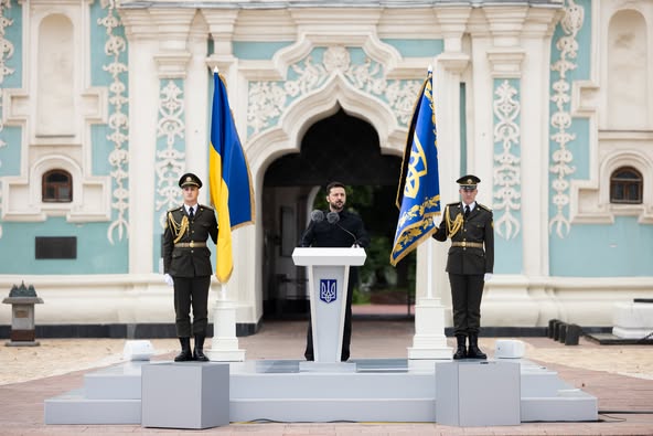 Наші люди пишуть сторінки історії та наповнюють сторінки Конституції життям – своїм прикладом, своїми справами й подвигами. Усі вони роблять більше, ніж межі конституційних обовʼязків. Роблять не за вимогами закону, а за покликом серця.