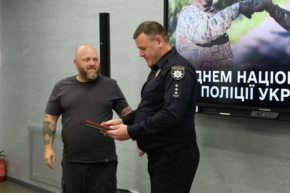 Ті, хто стоїть на варті спокою громадян у тилу та на передовій, – Олексій Харченко вручив відзнаки поліцейським Луганщини